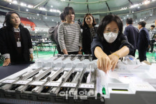 [포토]교육감 보궐 선거 하루 앞두고 개표 분류기 점검