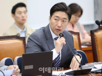 [포토]국정감사, '질의하는 김용만 의원'