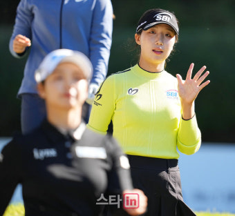 [포토]이동은,선두 향한 손인사