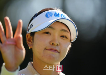 [포토]유현조,선두 향한 밝은 손인사