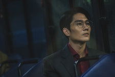 조명가게 엄태구, 낯선 여인에 호기심…슈트+안경 장착