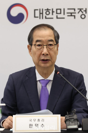 한덕수 대통령 권한대행, 헌재 결정에 계속되는 논란