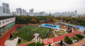 전국 최초 미래형 운동장 안산에, 임태희 지역사회와 공유