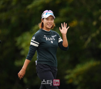 [포토]최민경,선두향한 손인사