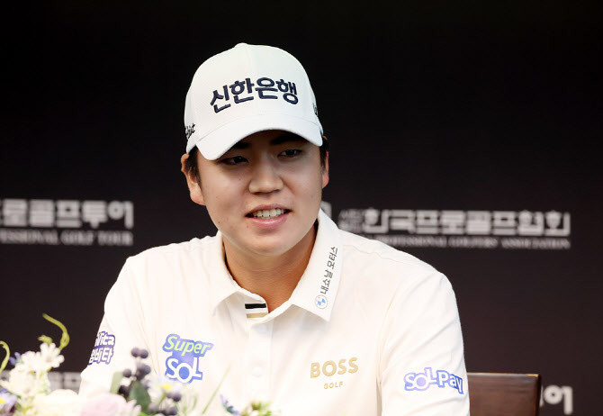 장유빈, KPGA 투어챔피언십 2라운드 단독 선두··전관왕 눈앞?