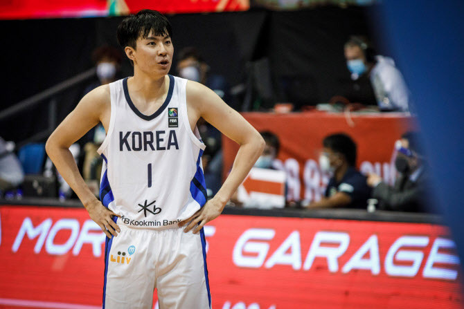 이현중의 뜨거운 눈물, 안준호 감독의 소감: 한국 남자 농구 대표팀, FIBA 아시아컵 8강서 중국에 패배 후 향후 전망 기대