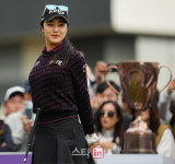 [포토]윤이나,미소로 몸풀기