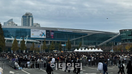 벡스코 앞 도로에도 줄이…역대급 인파 몰린 지스타2024