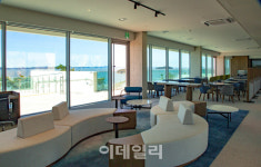 해남 바다에 떠오른 듯한 호텔…전 객실 오션뷰 ‘해남126’ 개장 [여행]