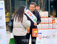 [포토] 아침밥 먹기 운동 캠페인하는 이방현 농협식품 대표