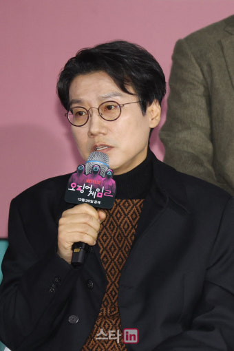 [포토]황동혁 감독, 계엄에 대해 