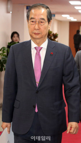[포토]국무회의 들어서는 한덕수 총리