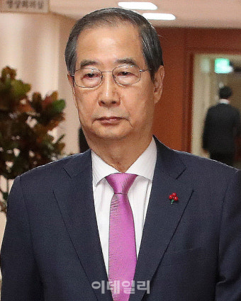 [포토]국무회의 들어서는 한덕수 국무총리