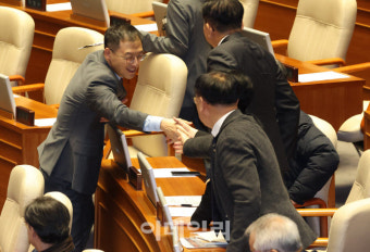 [포토]본회의, '민주당 의원들과 인사하는 김상욱 의원'