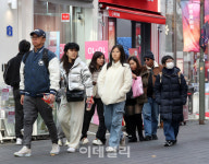 [포토] 명동길 걷는 외국인 관광객