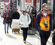 [포토] 다소 한산한 명동길 걷는 외국인 관광객
