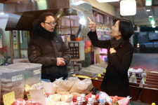 오영주 장관, 대전 송강전통시장을 방문…상인 애로 청취 및 장보기 실시