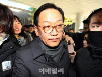[포토] 기자회견 마치고 이석하는 석동현 변호사