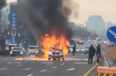 시동 꺼지더니 연기가…신호 기다리던 BMW 차량서 화재