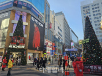 “계엄에 소비침체까지 걱정”…크리스마스 앞둔 명동 가보니
