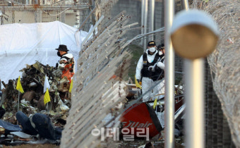 [포토]무안공항 여객기 사고, '현장 확인하는 소방 당국'