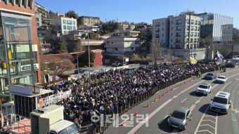 尹 관저 앞 긴장 고조…골목 사이 두고 ‘탄핵 찬반 집회’ 열려