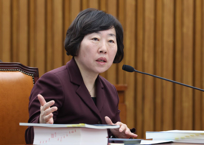 한국의 법원 체계와 헌법재판소 판사들의 프로필에 관심 높아지며 논란 확산
