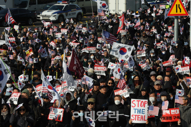 윤석열 대통령 지지자들, 서울서부지법에서 헌재로 이동하며 시위 확대...헌재도 비상근무 체제에 adfasdfWinPluginMorpher_PARSER_NO_RESULTS