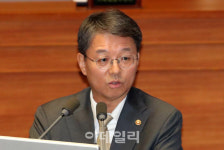[포토]질의에 답변하는 김정원 헌법재판소 사무처장