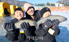 [포토] 추위 잊은 송어얼음낚시