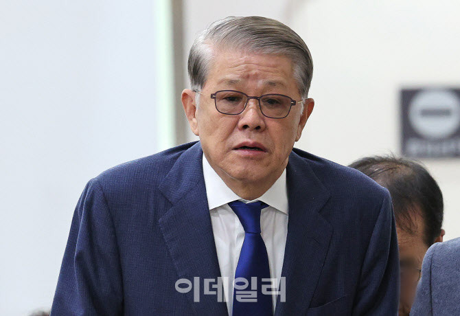 SK네트웍스 전 회장 최신원, 회사 자금 횡령으로 징역 2년 6개월 선고 및 구속