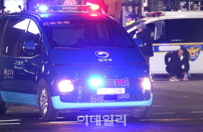 윤석열 전 대통령, 내란·외환 사건 조사에 대해 거부
법무부 호송차량 통해 2차 강제 구인 시도
특검팀, 출석 거부 시 엄중 책임 경고
지지자들, 서울 구치소 앞에서 격앙
조은석 특별검사팀, 윤 전 대통령의 대책 마련
법무부 호송차량, 윤 전 대통령 강제 소환 준비
특검, 2차 소환에 불응 시 엄중 책임 압박
법무부 호송차량, 서울 구치소로 향함