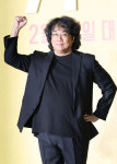 봉준호·로버트 패틴슨 인간냄새 물씬 SF…짠내·광기의 미키 17[종합]