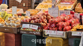 과일도 고기도 덜먹어요…찬바람 부는 전통시장