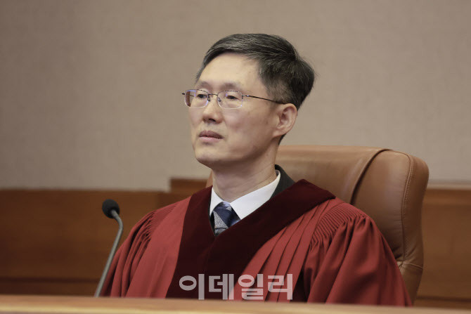 헌재, 윤석열 대통령 탄핵 선고...문형배 헌재소장 직무대행이 결정문 낭독