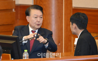 [포토] 변호인과 대화하는 윤석열