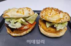 내놓기만 하면 품절 난리난 롯데리아…이 버거의 정체는[먹어보고서]