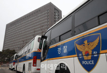 [포토]서울중앙지검 앞에 줄지어 선 경찰버스