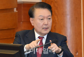 계엄 軍핵심인물 헌재 나온다…재판관 자격 논란도 확산