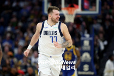 NBA 슈퍼스타 돈치치-데이비스, 시즌 중 전격 트레이드 충격