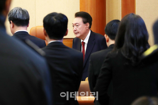 윤석열 대통령, 단체 대화방 윤석열 대통령 대화명 사용 확인…탄핵 공작 주장과 대왕고래 프로젝트 실패 관련 논란 지속