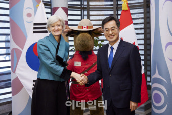 김동연, 주한 캐나다 대사와 '트럼프발 관세전쟁' 공동대응 모색