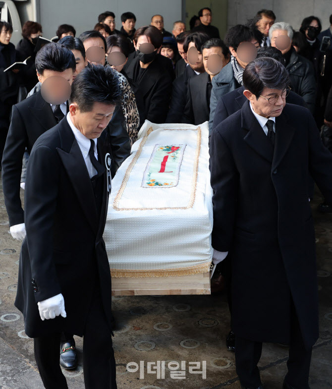 국민 트로트 가수 송대관, 영결식에서 가수들과 팬들로 둘러싸여 안타까운 이별