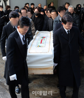 국민 트로트 가수 송대관, 영결식에서 가수들과 팬들로 둘러싸여 안타까운 이별