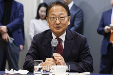 대한기획재보구 | [포토]대한상공회의소-경제원로 초청 간담회에서 발언하는 유일호 전 부총리 겸 기획재정부 장관
