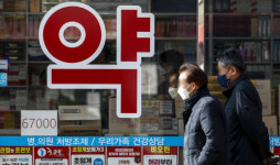 손님 눈에 ‘캡사이신’ 칙 뿌린 약사...시력 회복 안 돼