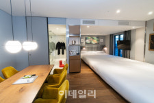 2525년 침대 모습은?…라이즈 호텔·미스치프 협업 객실 선보여