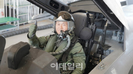 국산 초음속 KF-21 탄 공군총장 