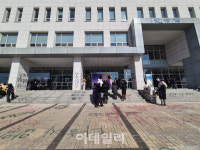“졸업식이지만 부모님은 안 부를래요”…‘래커칠’ 남은 동덕여대