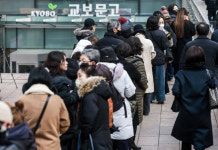 “한동훈 대표님 책 사러 왔어요” 교보문고 앞 진풍경